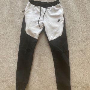 Mens Nike joggers SIZE MEDIUM - WORN ONCE!